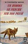 Un homme se penche sur son pass