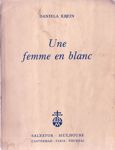 Une femme en blanc