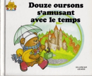 Douze oursons s'amusant avec le temps