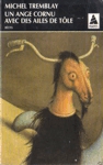 Un ange cornu avec des ailes de tôle Un ange cornu avec des ailes de tôle